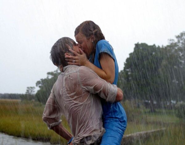kochankowie całują się w deszczu